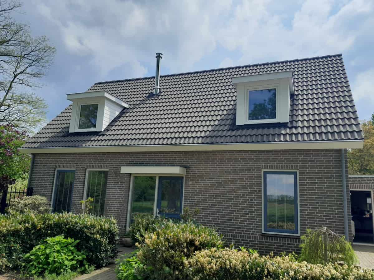 Hoe kan ik een dakkapel en de rest van het dak schoonmaken?