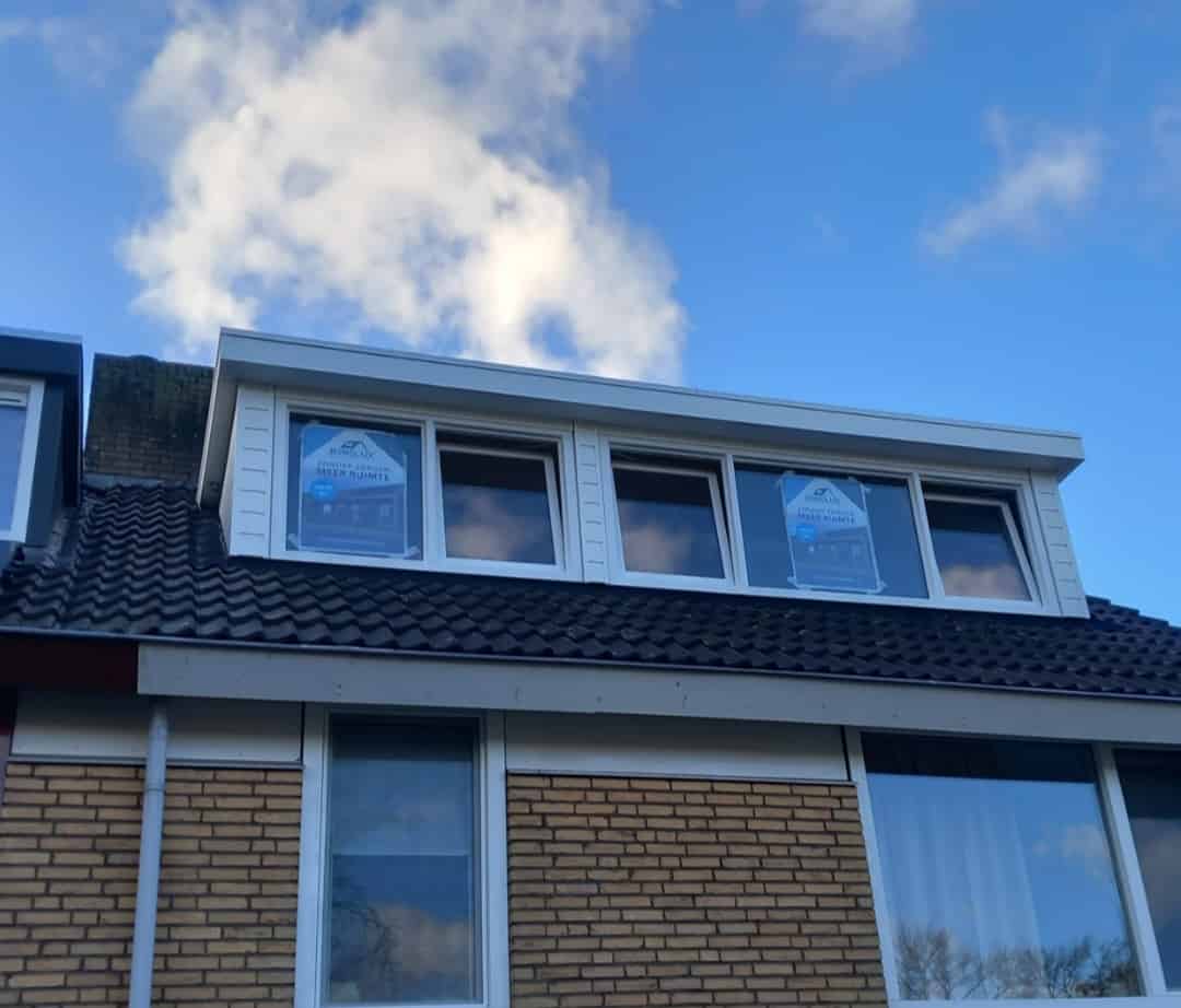 Hoe ver moet de dakkapel van de buren?